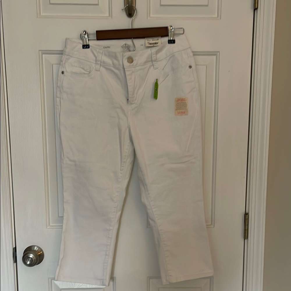 NWT White capri pants